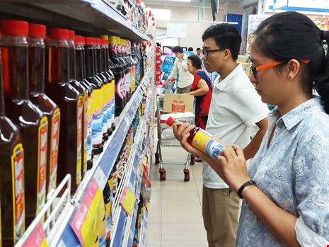 Người tiêu dùng chọn mua nước mắm tại một siêu thị ở TPHCM.